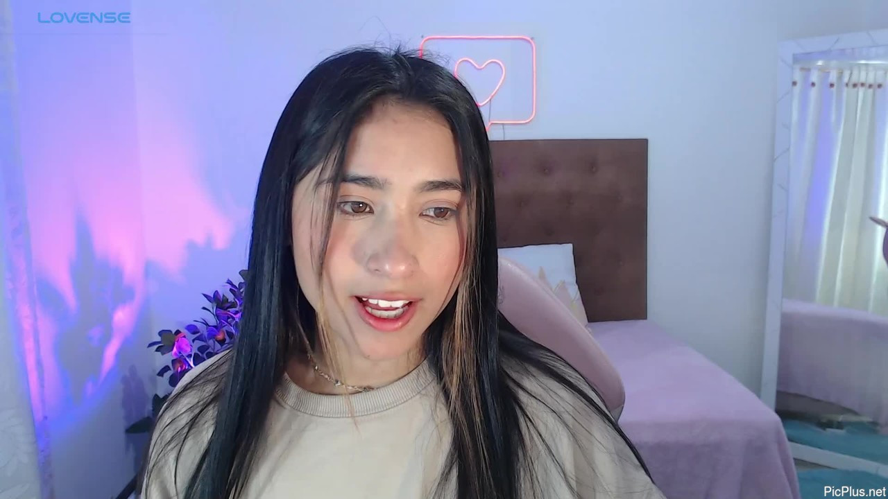 Ariana_tay1